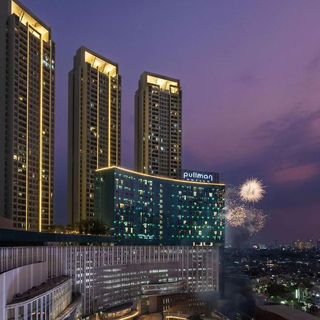 Pullman Jakarta Central Park Экстерьер фото The hotel at night