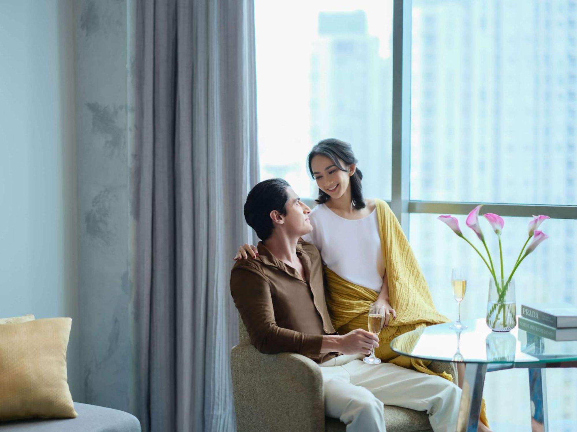 Pullman Jakarta Central Park Экстерьер фото A couple in a hotel room
