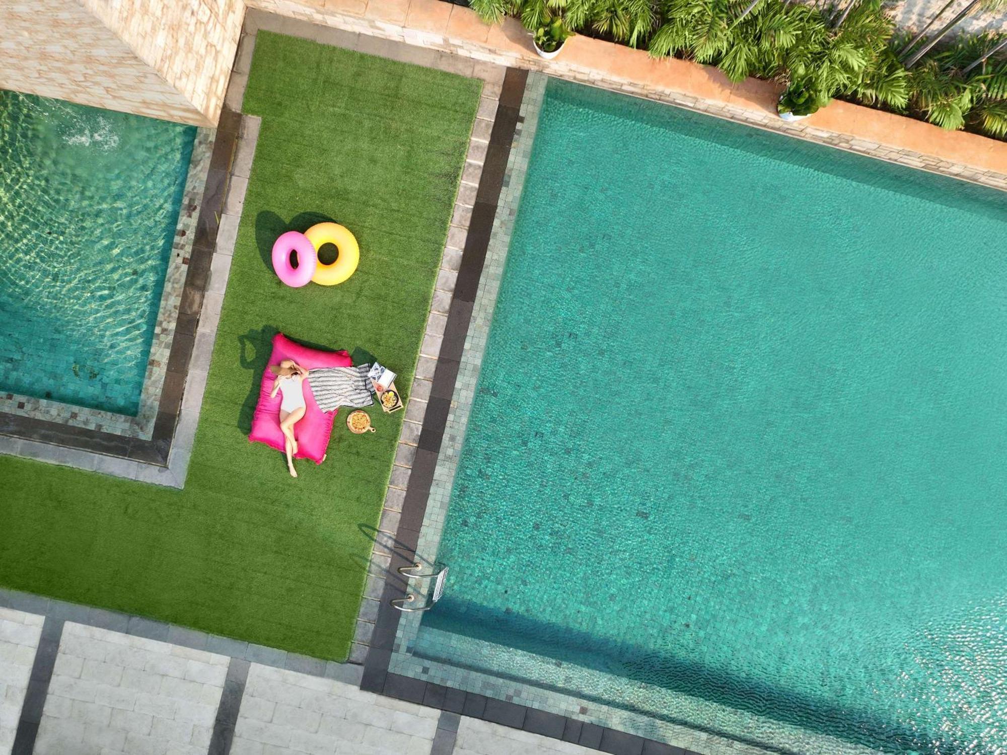 Pullman Jakarta Central Park Экстерьер фото Artificial grass for landscaping